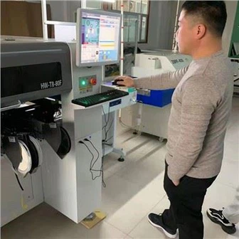 Sterowanie numeryczne podnosi i umieszcza elektronikę